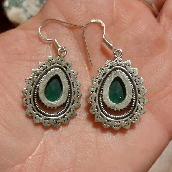 Vintage Style Green Onyx Drop Earrings - Picture 4 of 4